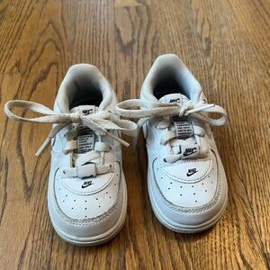 White toddler Nike Air Force 1’s. Size 6c